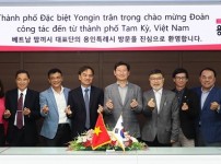 1-1. 이상일 용인특례시장(가운데)이 15일 베트남 꽝남성 땀끼시 관계자들과 기념촬영을 하고 있다.jpg width: 100%; height : 150px