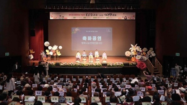 노인복지과-지난해 성남시청 1층 온누리에서 열린 어버이날 기념 행사 때 축하공연(자료사진).jpg