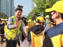 16-2. 이상일 용인특례시장이 9일 용인백현초등학교 앞에서 학생들의 안전을 위한 활동을 하고 있다..JPG