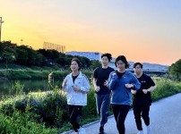 청년청소년과-성남시 탄천 야탑교~이매교 구간 함께 달리고 있는 청년들.jpg width: 100%; height : 150px