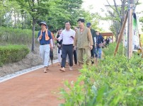 하남시, 미사숲공원·창우 황톳길 개장…이현재 시장 맨발 걷기 행사 참여 (3).JPG