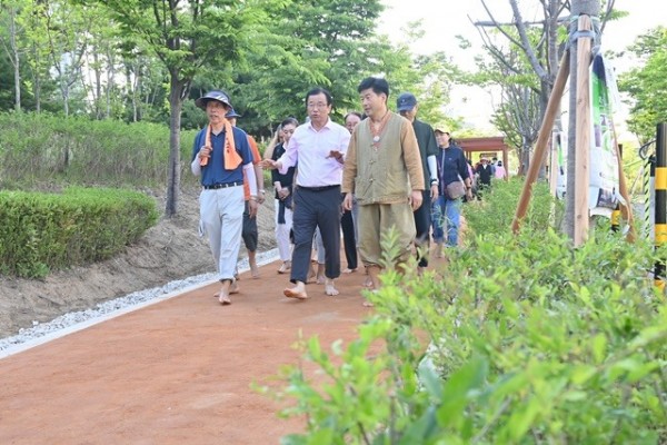 하남시, 미사숲공원·창우 황톳길 개장…이현재 시장 맨발 걷기 행사 참여 (3).JPG