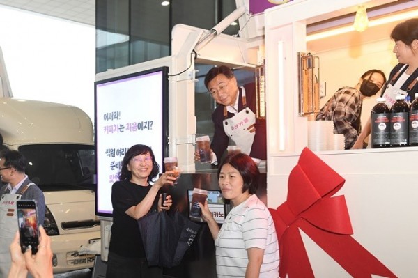 총무과-민선 8기 취임 2주년을 맞은 신상진 성남시장이 7월 2일 시청 광장에서 직원들을 위한 ‘커피차 이벤트’를 마련해 눈길을 끌었다4.jpg